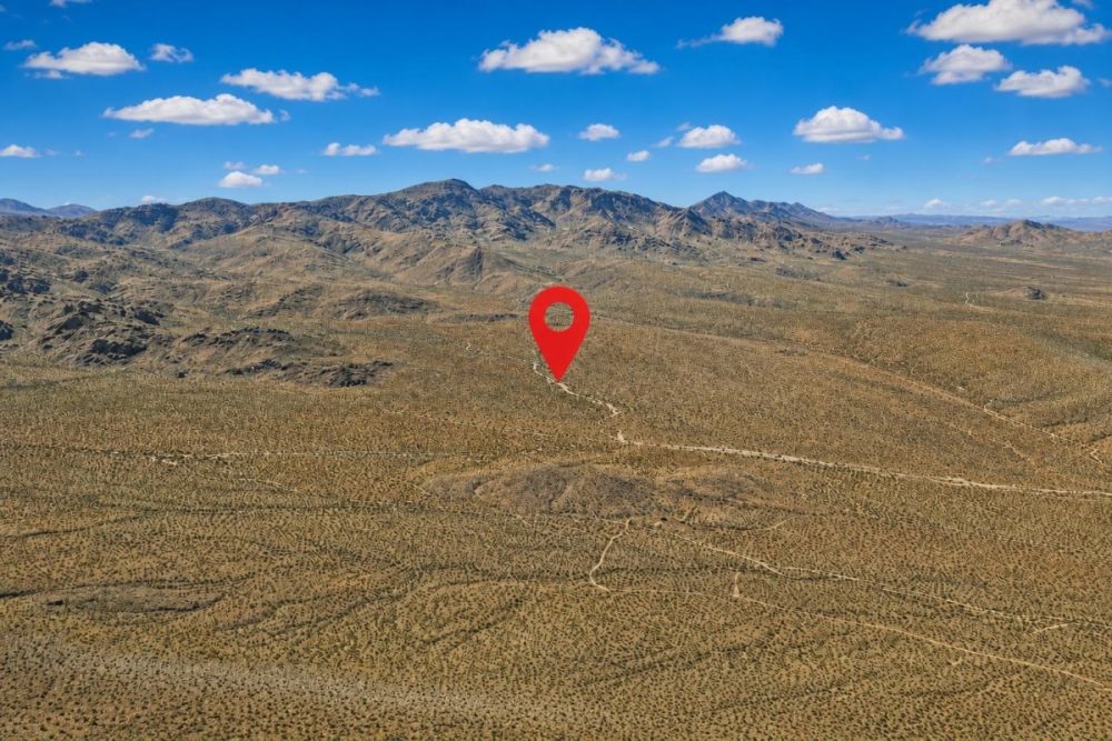 Desert land setting for a Lucerne Valley California recreational parcel