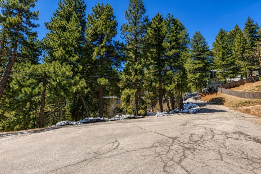 Listing image for the 0.25-acre Hilltop Dr parcel in Running Springs, California